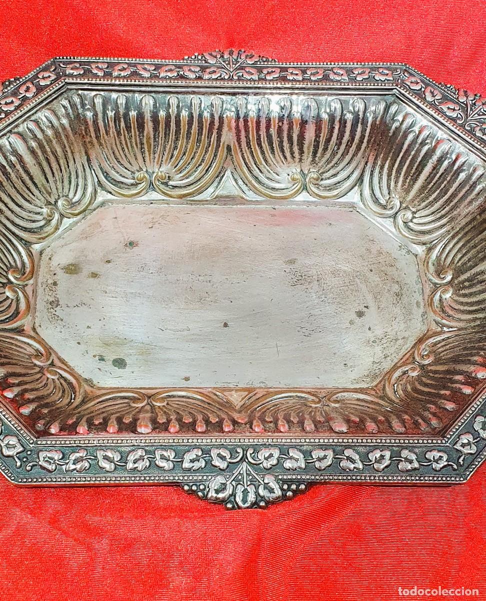 Antig&uuml;edades: Bandeja antigua relieve - Foto 2