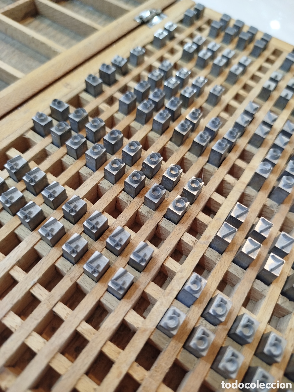 Antig&uuml;edades: Caja Aritm&eacute;tica de madera, con n&uacute;meros de plomo. - Foto 2