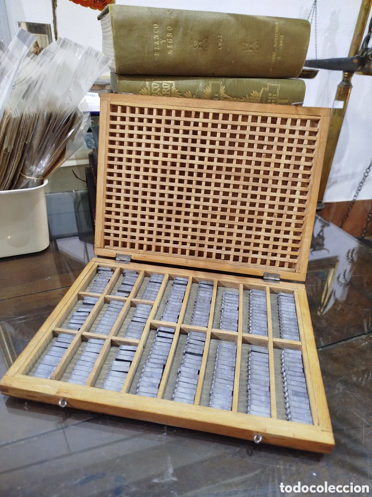 Antig&uuml;edades: Caja Aritm&eacute;tica de madera, con n&uacute;meros de plomo. - Foto 1