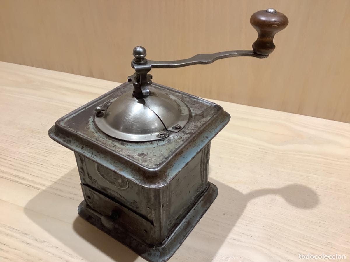 Antiquit&auml;ten: Molino de caf&eacute; antiguo de chapa y tolva de cer&aacute;mica