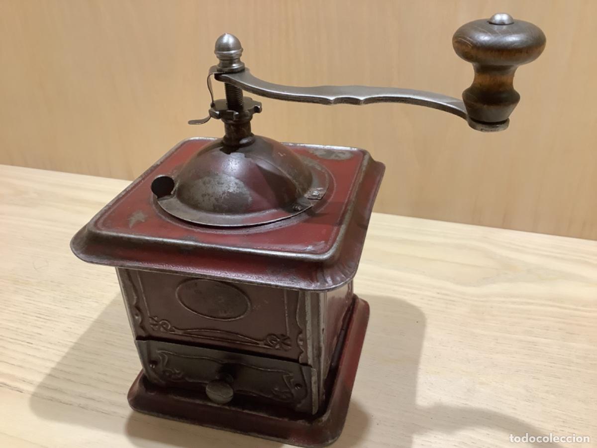 Antiquit&auml;ten: Molino de caf&eacute; antiguo de chapa , tolva de cer&aacute;mica