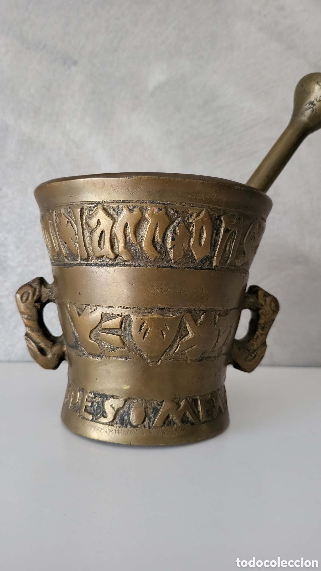 Antig&uuml;edades: ANTIGUO ALMIREZ O MORTERO DE BRONCE CON MANO - Foto 1