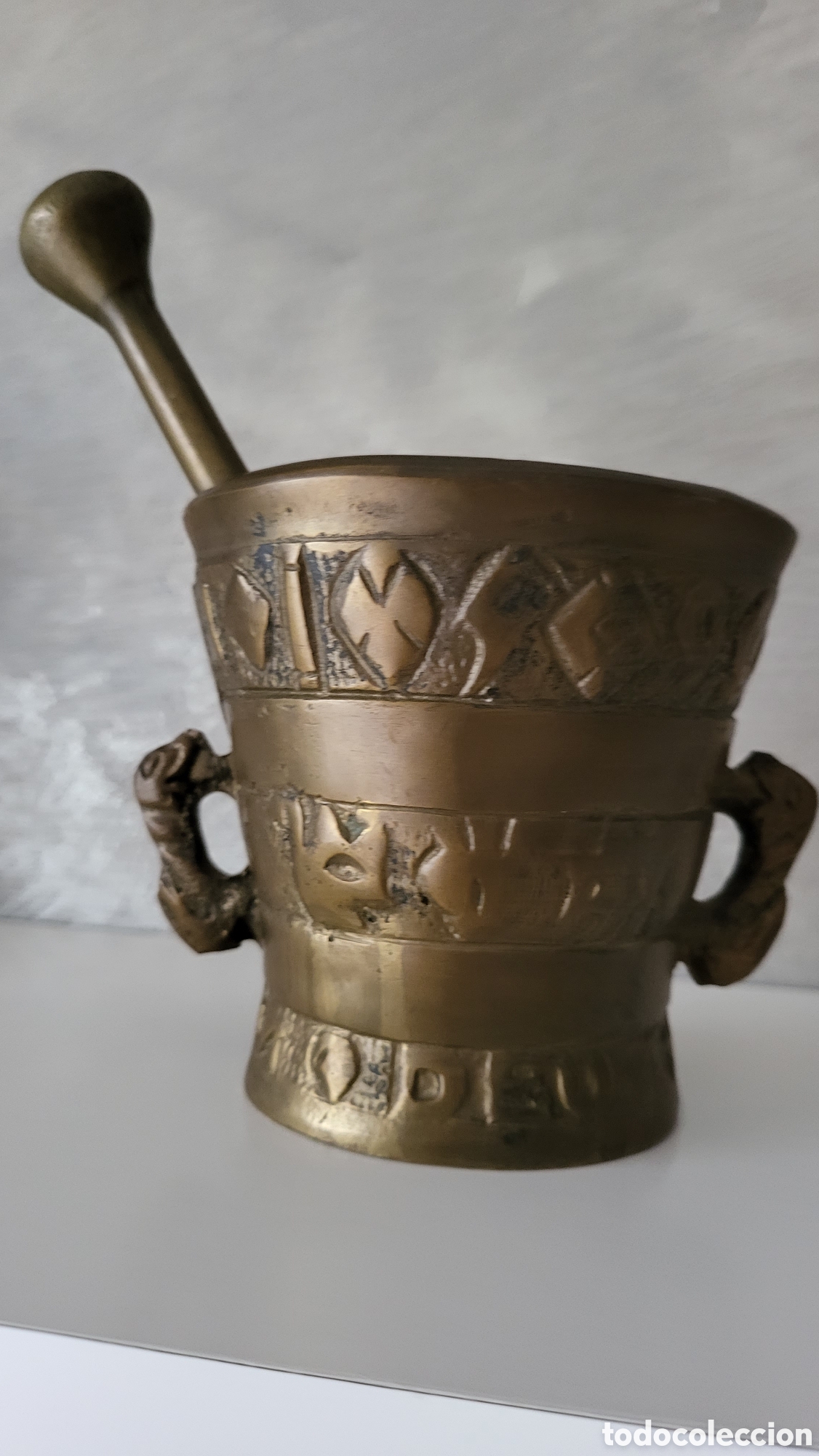 Antig&uuml;edades: ANTIGUO ALMIREZ O MORTERO DE BRONCE CON MANO - Foto 2