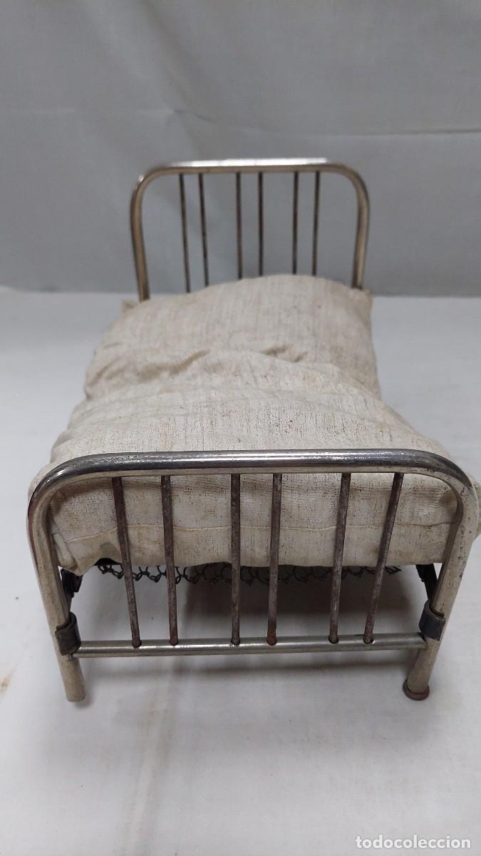 Antig&uuml;edades: Antigua cama de muelles de mu&ntilde;ecas - Foto 2