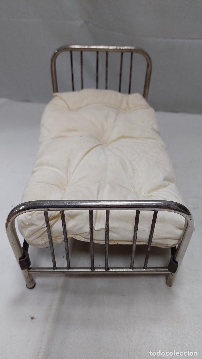 Antig&uuml;edades: Antigua cama de muelles de mu&ntilde;ecas - Foto 2