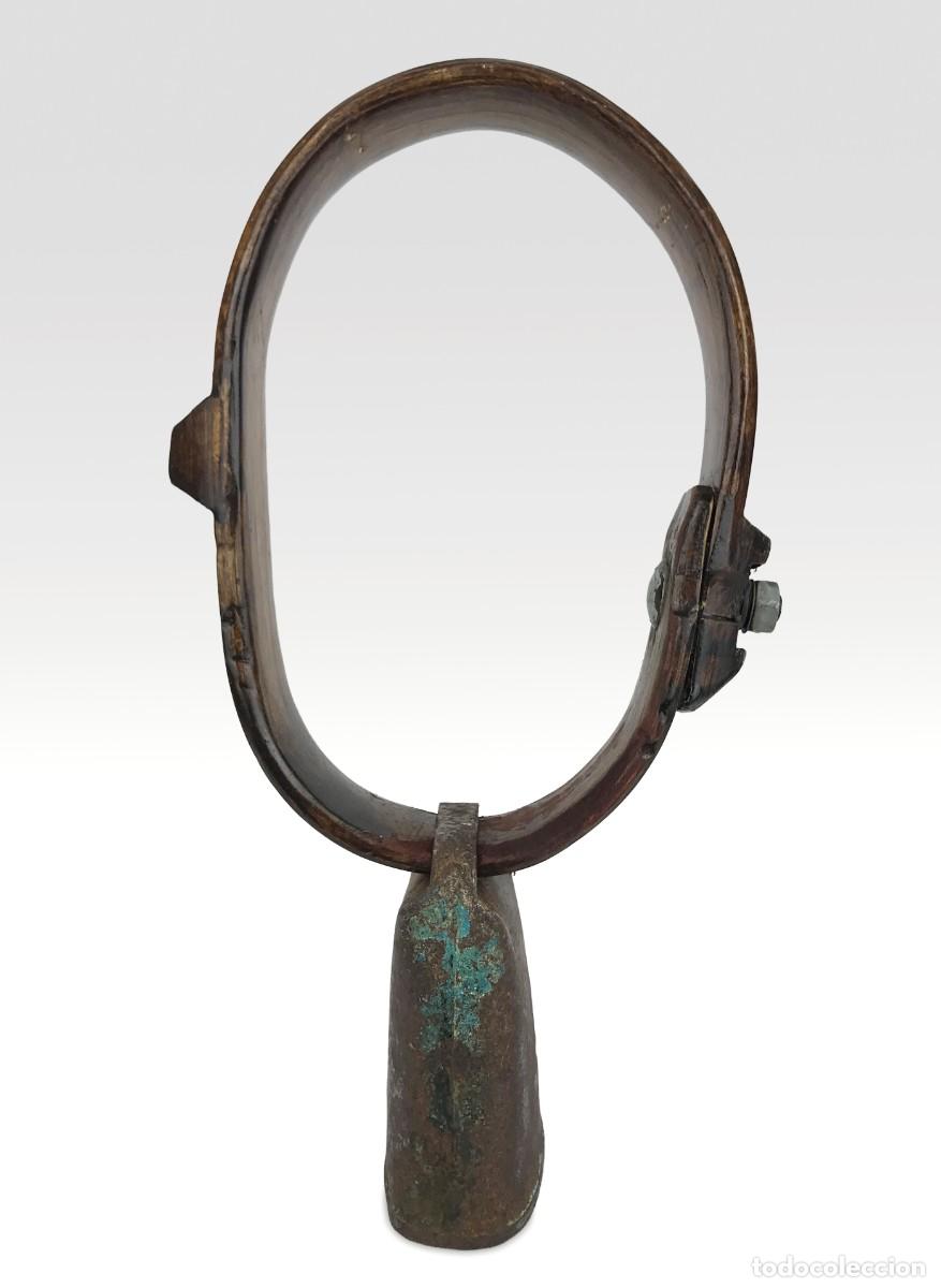Antig&uuml;edades: Antiguo cencerro con collar de madera - Foto 1