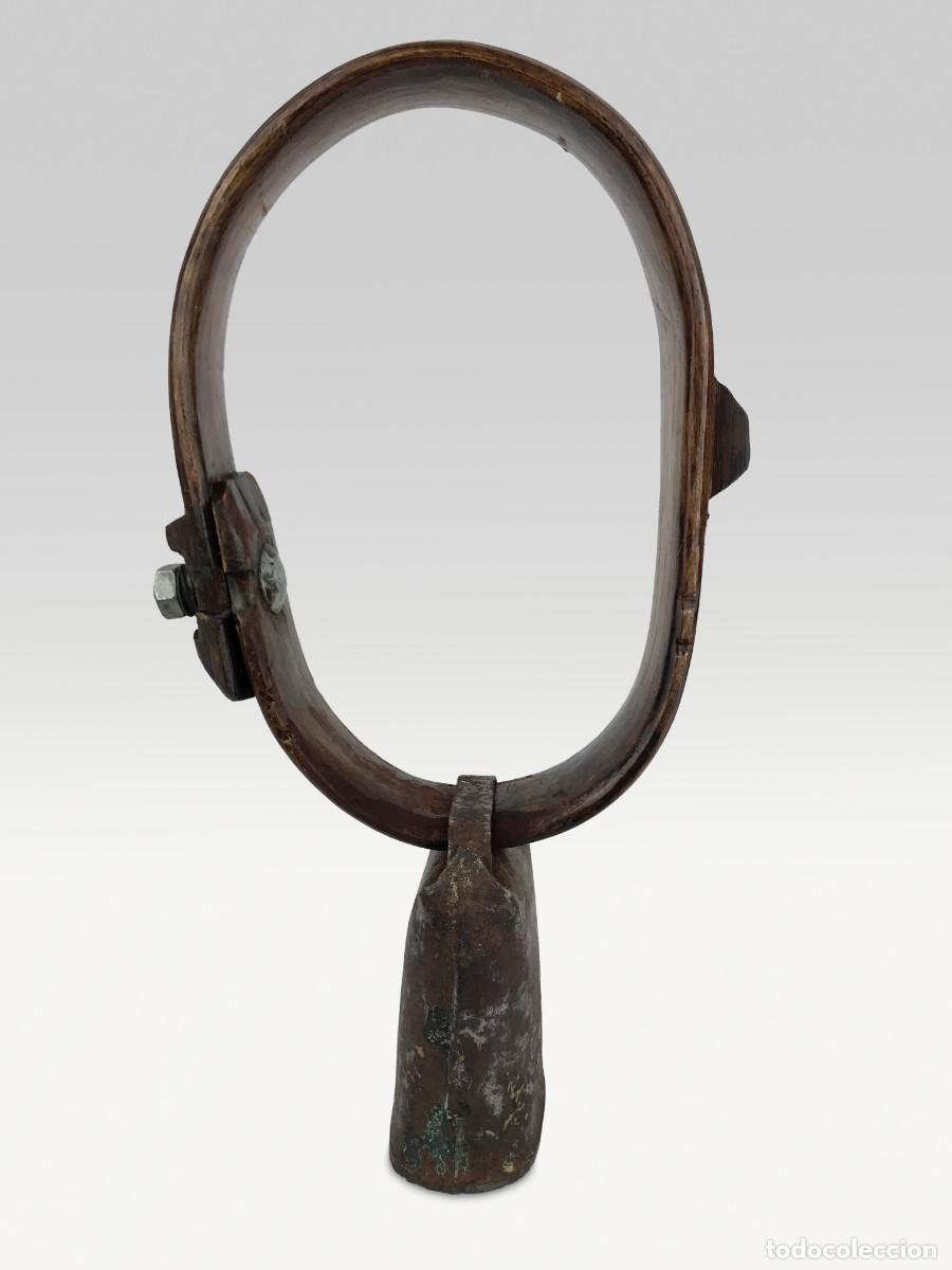 Antig&uuml;edades: Antiguo cencerro con collar de madera - Foto 2