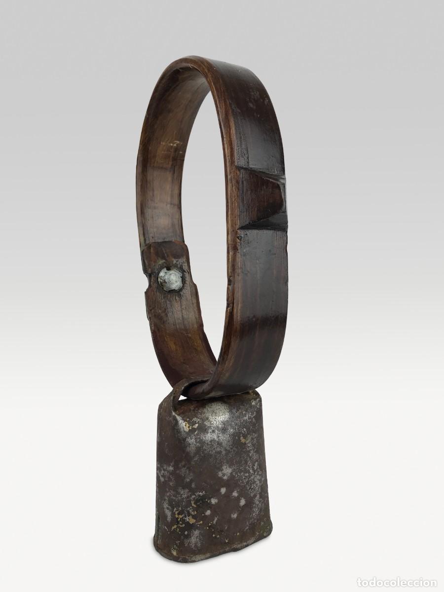 Antig&uuml;edades: Antiguo cencerro con collar de madera - Foto 3