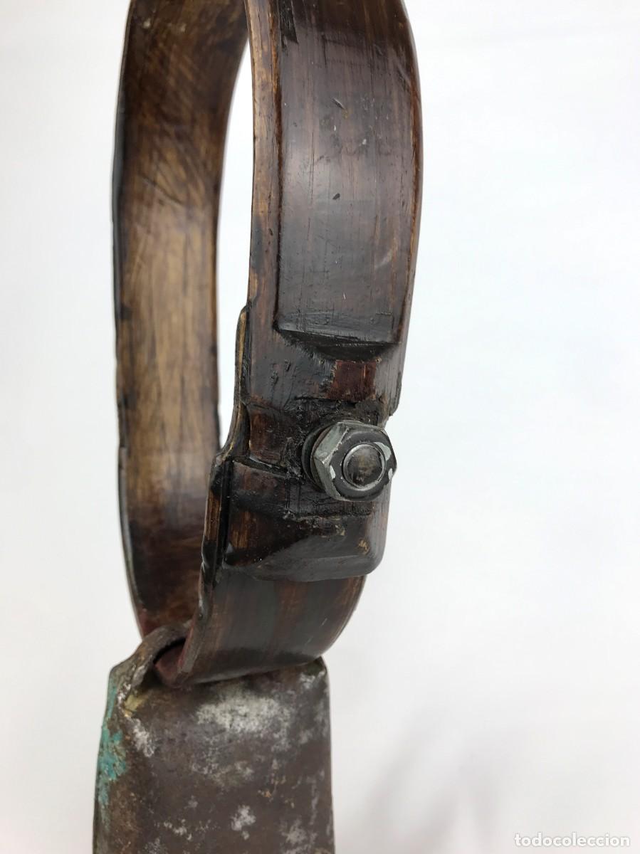 Antig&uuml;edades: Antiguo cencerro con collar de madera - Foto 4
