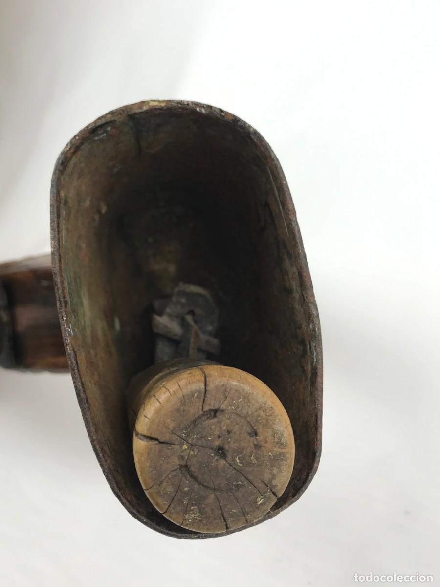 Antig&uuml;edades: Antiguo cencerro con collar de madera - Foto 8