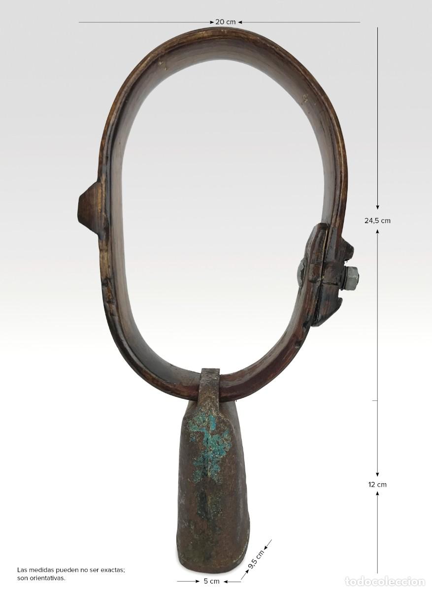 Antig&uuml;edades: Antiguo cencerro con collar de madera - Foto 9