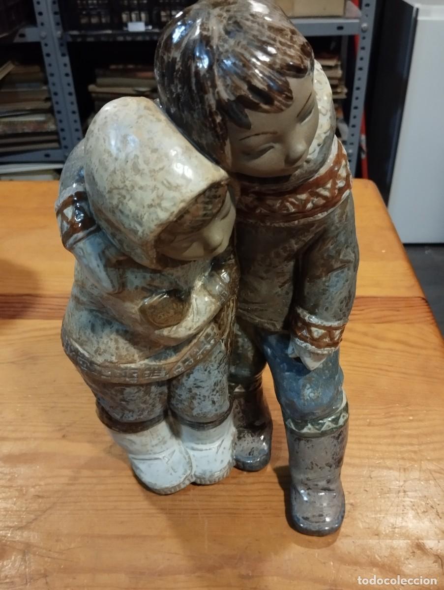 Antig&uuml;edades: FIGURA DE GRES LLADR&Oacute;. SELLADA. NI&Ntilde;OS ESQUIMALES. - Foto 1