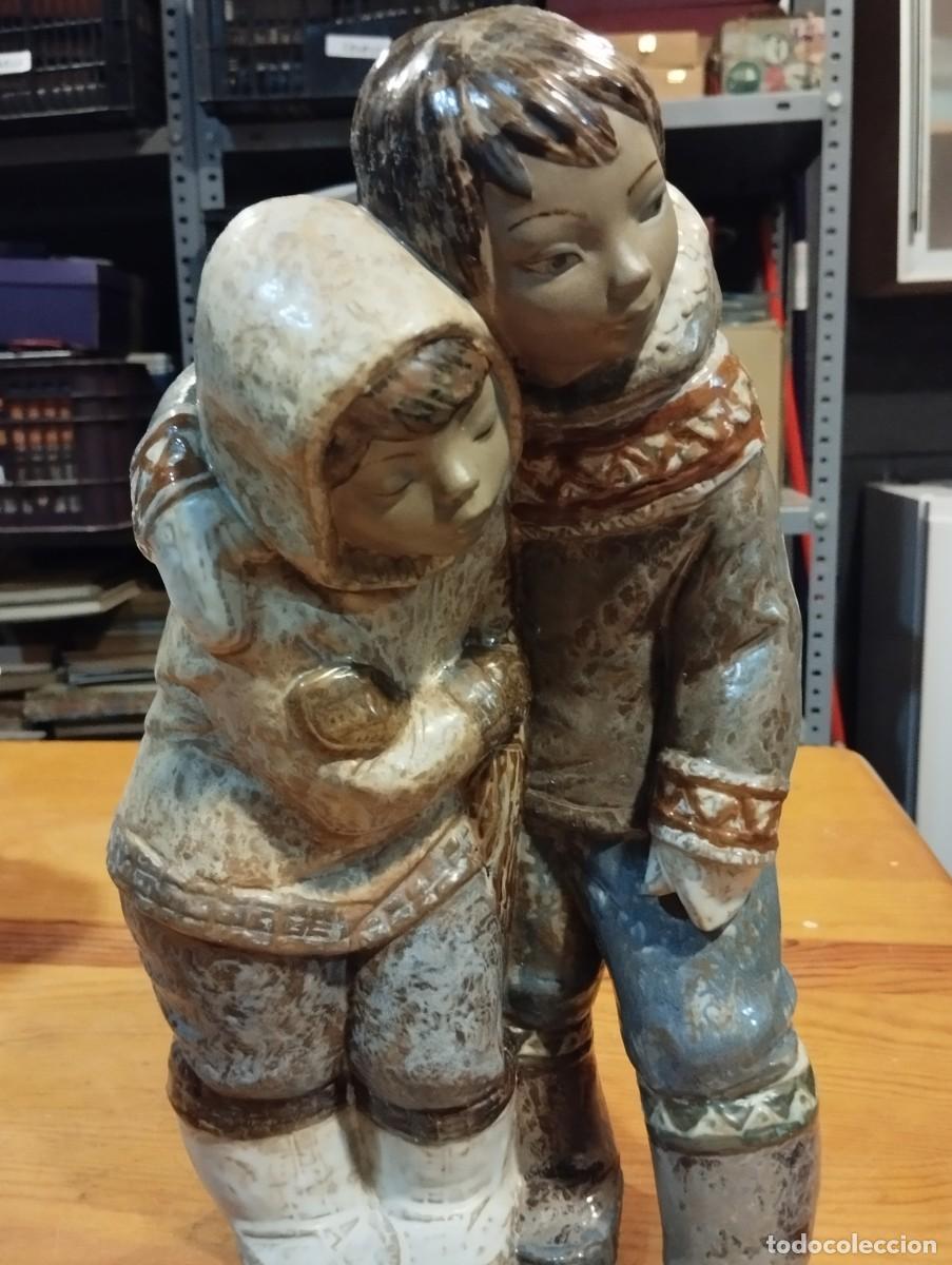 Antig&uuml;edades: FIGURA DE GRES LLADR&Oacute;. SELLADA. NI&Ntilde;OS ESQUIMALES. - Foto 2