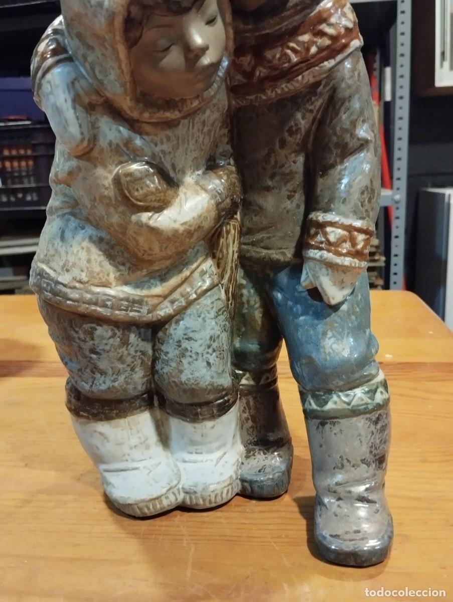 Antig&uuml;edades: FIGURA DE GRES LLADR&Oacute;. SELLADA. NI&Ntilde;OS ESQUIMALES. - Foto 3