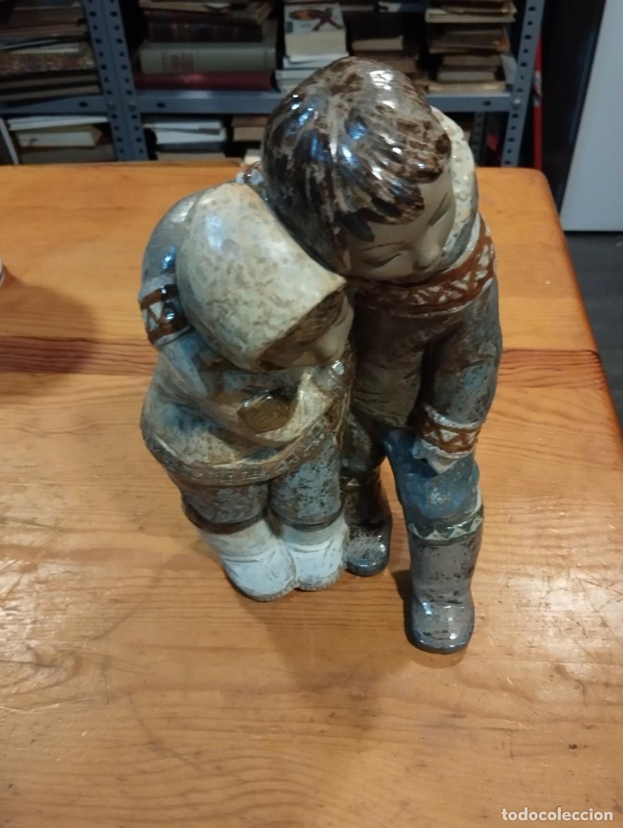 Antig&uuml;edades: FIGURA DE GRES LLADR&Oacute;. SELLADA. NI&Ntilde;OS ESQUIMALES. - Foto 4