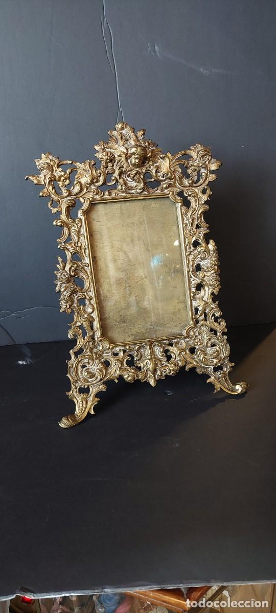 Antig&uuml;edades: Antiguo marc&oacute; de sobremesa de bronce estilo Luis XV