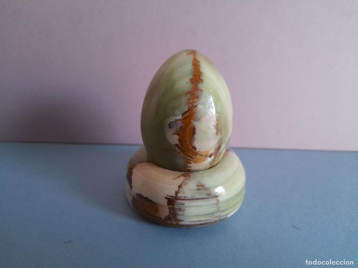 Antig&uuml;edades: peque&ntilde;o huevo de onyx con base, huevo 5,5x4cm aprox, altura con base 6,5cm aprox