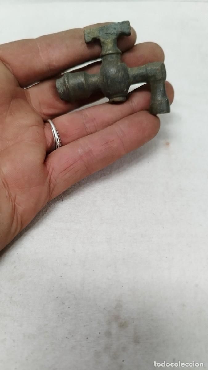 Antig&uuml;edades: Antiguo peque&ntilde;o grifo de bronce. - Foto 1