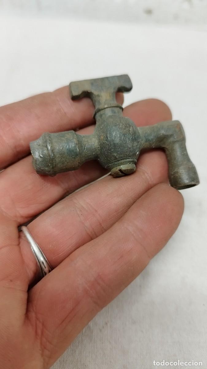 Antig&uuml;edades: Antiguo peque&ntilde;o grifo de bronce. - Foto 2