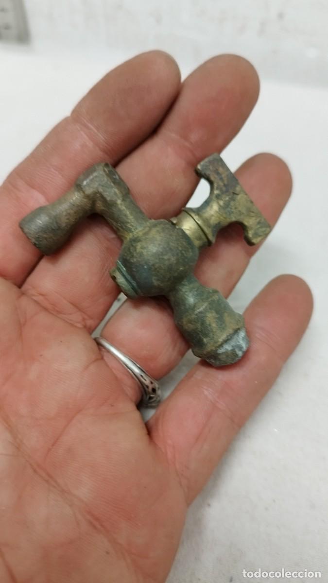 Antig&uuml;edades: Antiguo peque&ntilde;o grifo de bronce. - Foto 4
