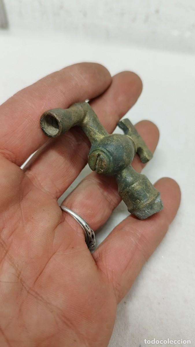 Antig&uuml;edades: Antiguo peque&ntilde;o grifo de bronce. - Foto 5