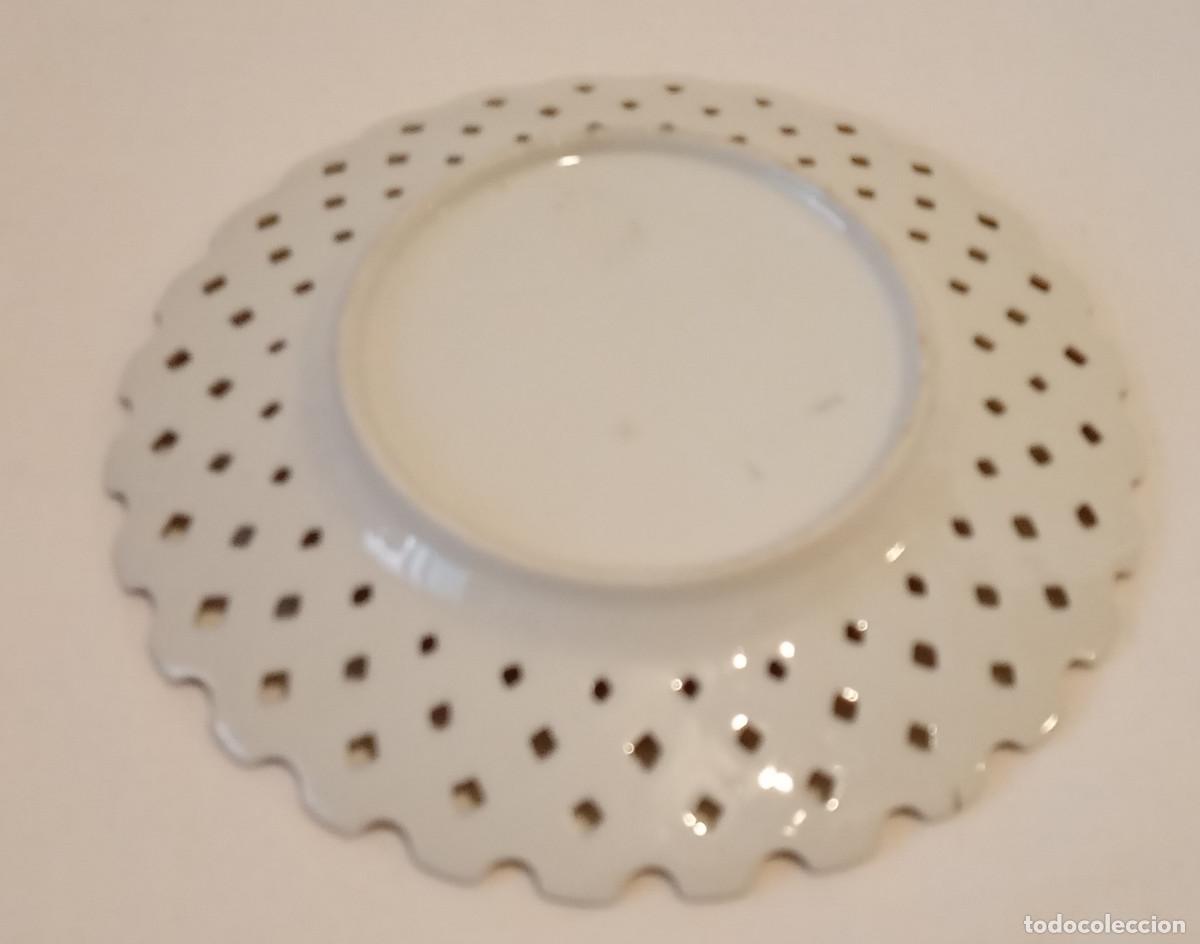 Antig&uuml;edades: Plato calado de porcelana - Foto 4