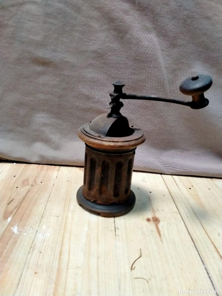 Oggetti Antichi: Antiguo molinillo cil&iacute;ndrico madera y metal