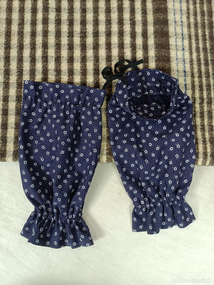 Antig&uuml;edades: Manguitos azules para traje popular - Foto 1
