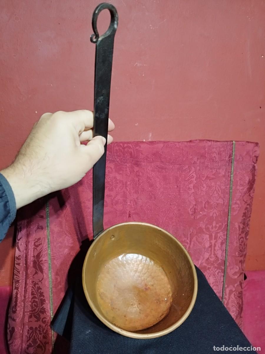 Antig&uuml;edades: CAZO DE COBRE CON MANGO DE HIERRO - 48 CM LONGITUD - - Foto 1