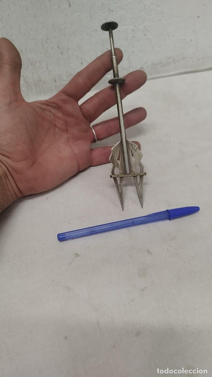Antig&uuml;edades: Antiguo tenedor de alpaca,para servir. - Foto 1