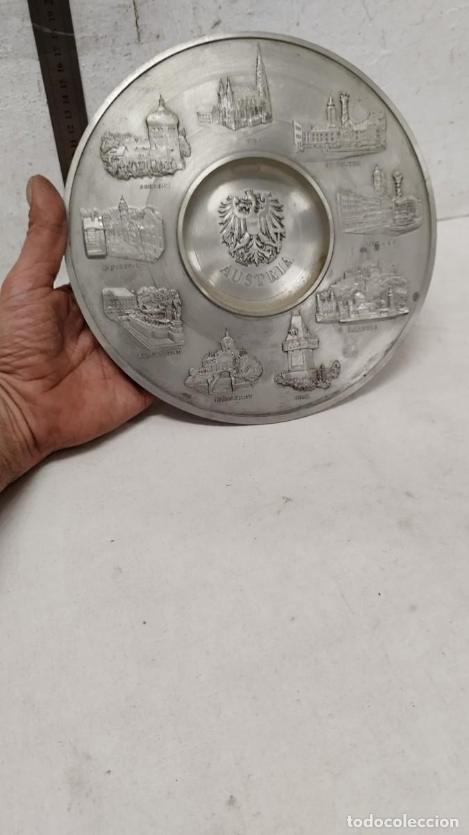 Antig&uuml;edades: Antiguo plato de metal de Austria. - Foto 1