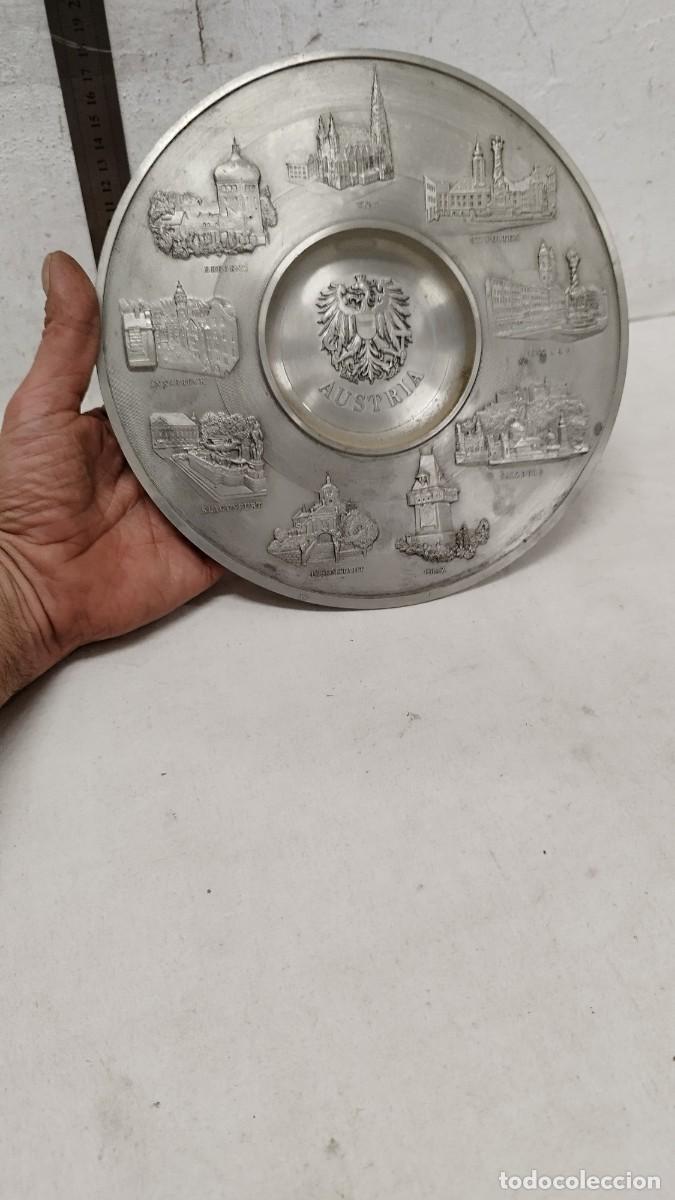 Antig&uuml;edades: Antiguo plato de metal de Austria. - Foto 2