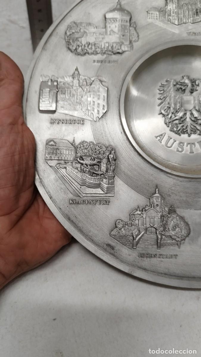 Antig&uuml;edades: Antiguo plato de metal de Austria. - Foto 3