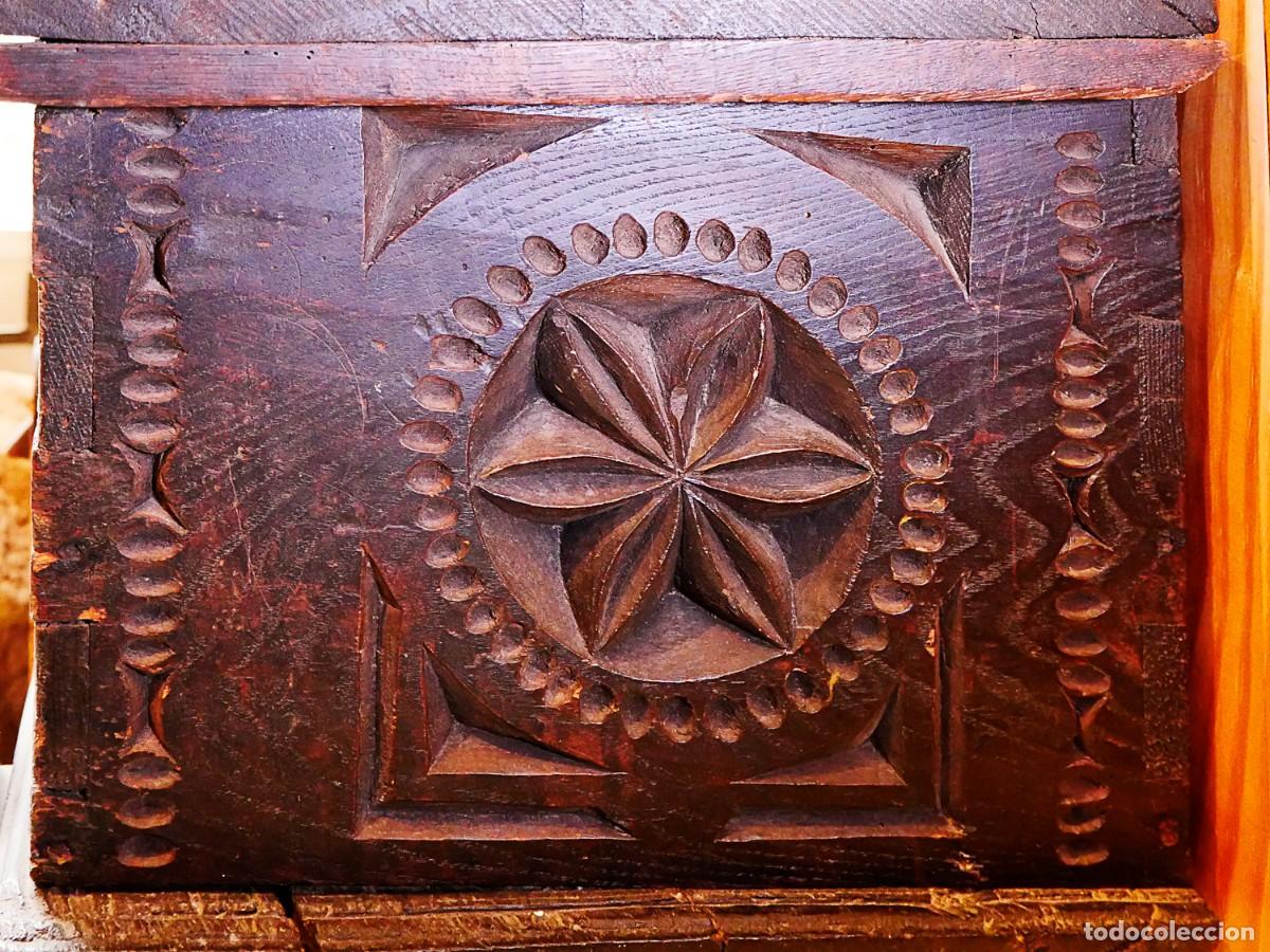 Antig&uuml;edades: Antiguo mueble arc&oacute;n profusamente tallado - Foto 1