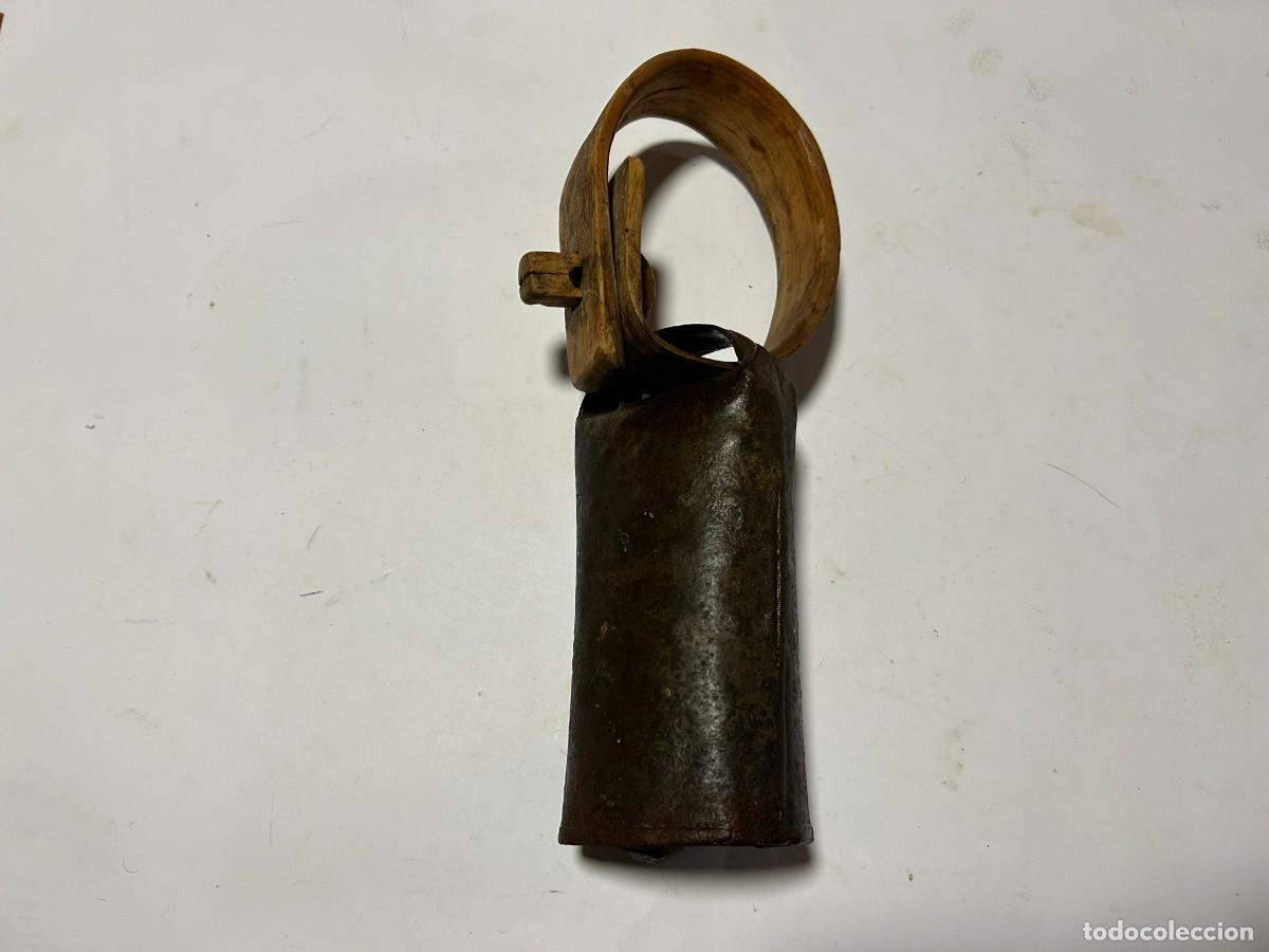 Antig&uuml;edades: campana cencerro con collar de madera - Foto 1