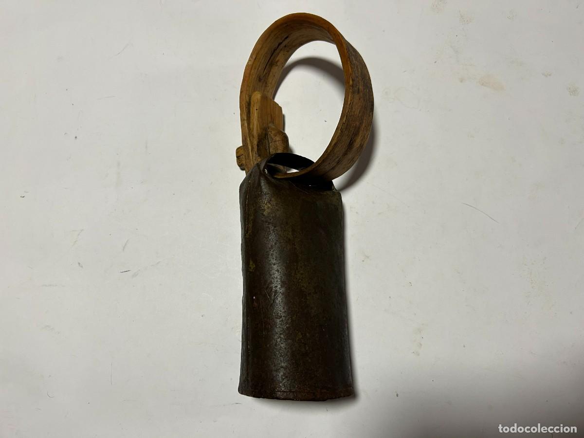 Antig&uuml;edades: campana cencerro con collar de madera - Foto 2