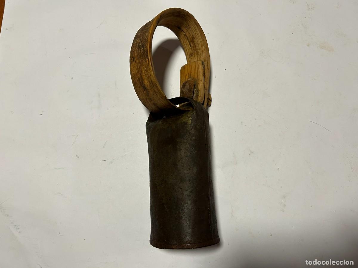 Antig&uuml;edades: campana cencerro con collar de madera - Foto 4