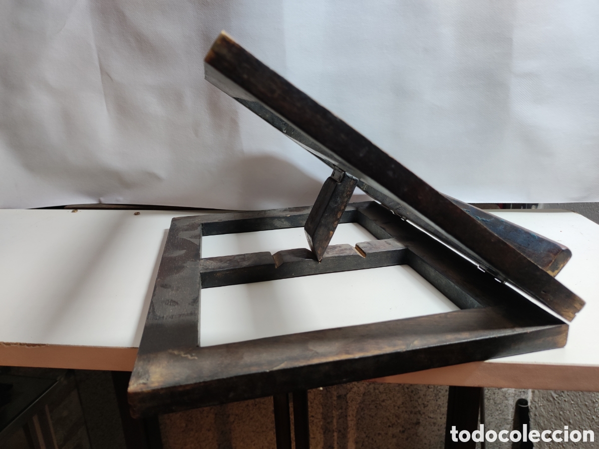 Antig&uuml;edades: Atril de madera con tallado - Foto 2