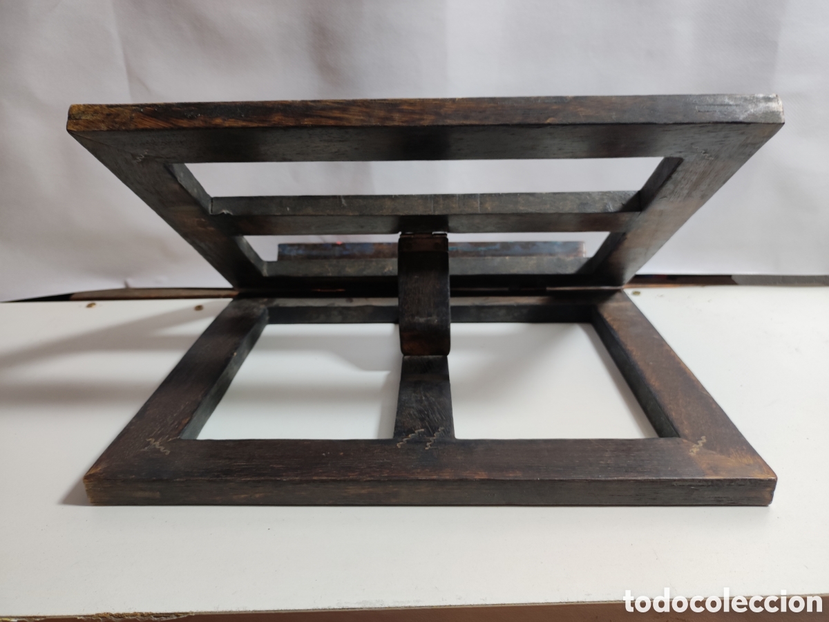 Antig&uuml;edades: Atril de madera con tallado - Foto 4