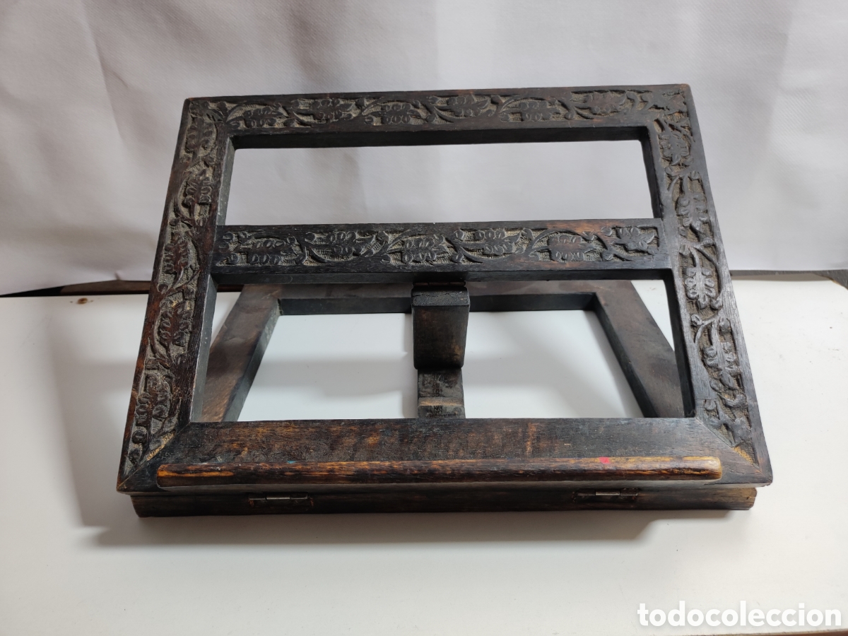 Antig&uuml;edades: Atril de madera con tallado - Foto 1