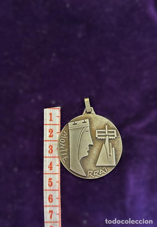 Antig&uuml;edades: Medalla virgen de Montserrat en plata - Foto 2