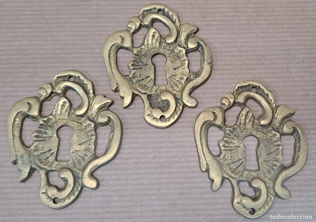 Antig&uuml;edades: 3 escudos boca llave de bronce - Foto 1