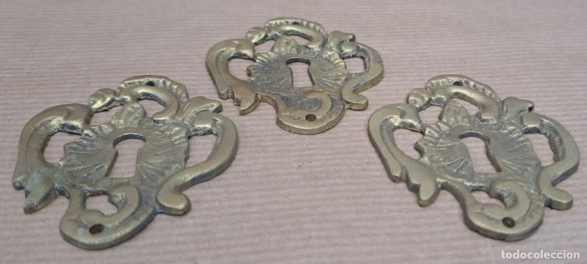 Antig&uuml;edades: 3 escudos boca llave de bronce - Foto 2
