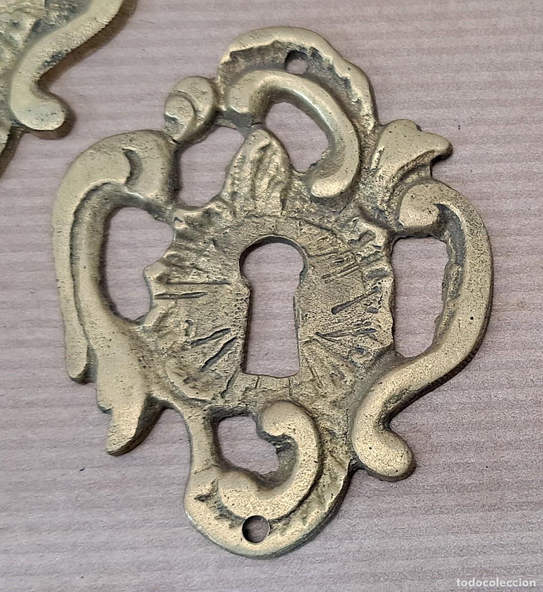Antig&uuml;edades: 3 escudos boca llave de bronce - Foto 3