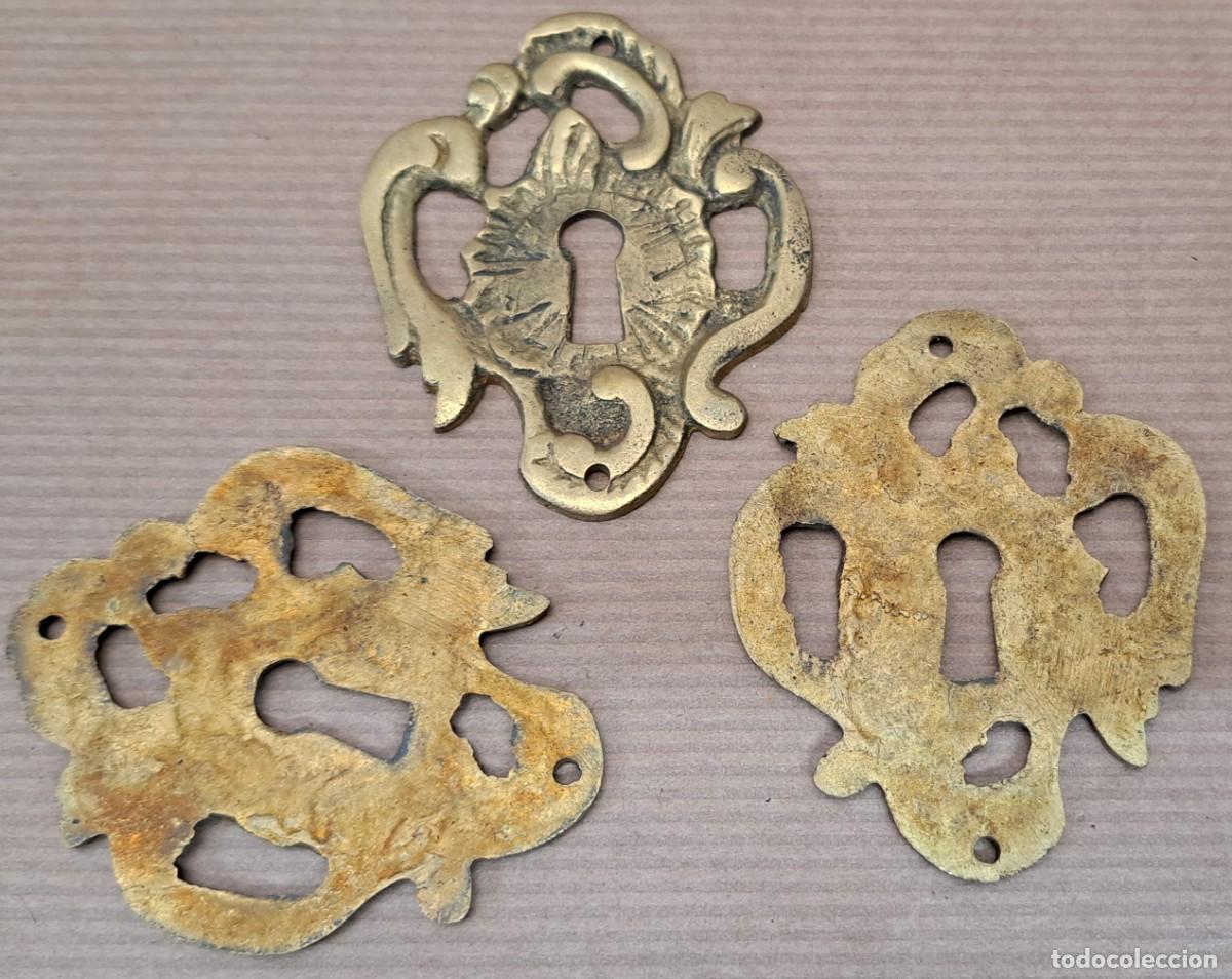 Antig&uuml;edades: 3 escudos boca llave de bronce - Foto 4