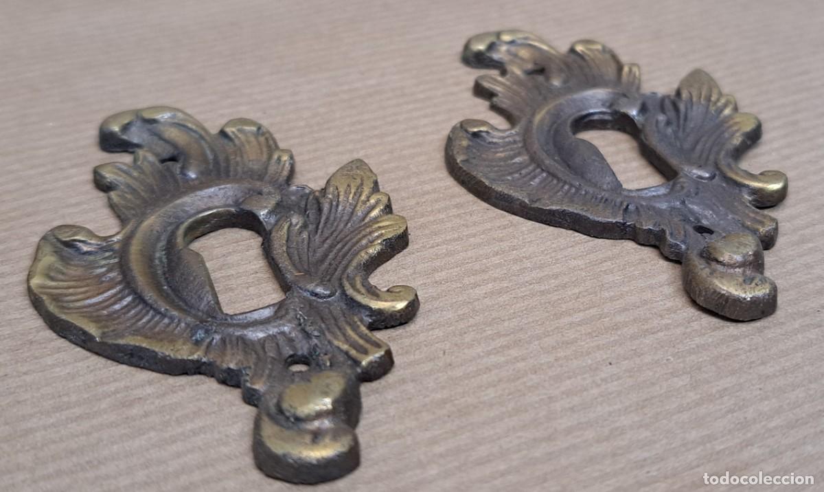Antig&uuml;edades: 2 escudos boca llave de bronce - Foto 2