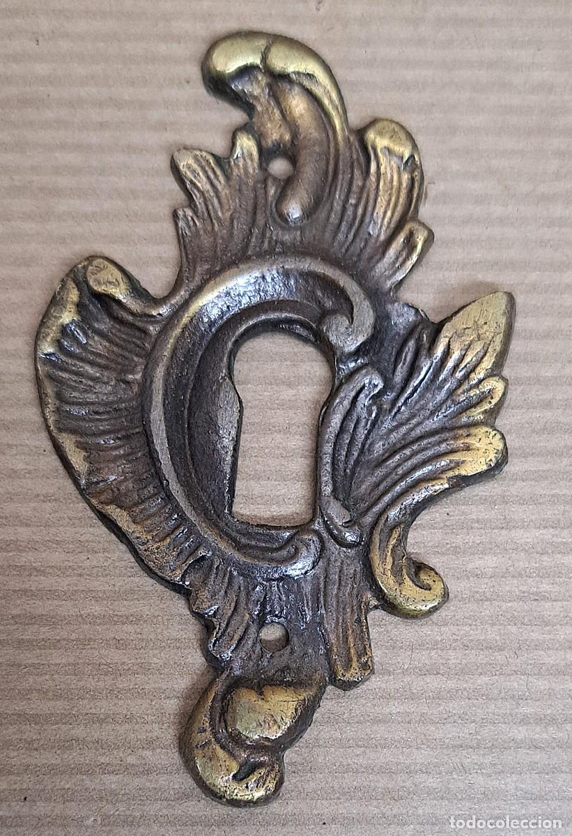 Antig&uuml;edades: 2 escudos boca llave de bronce - Foto 3