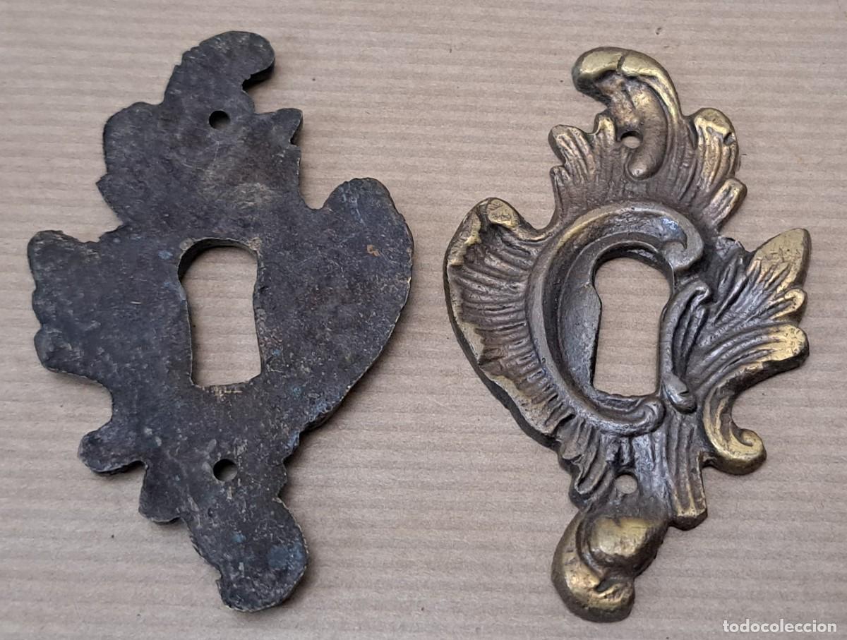Antig&uuml;edades: 2 escudos boca llave de bronce - Foto 4