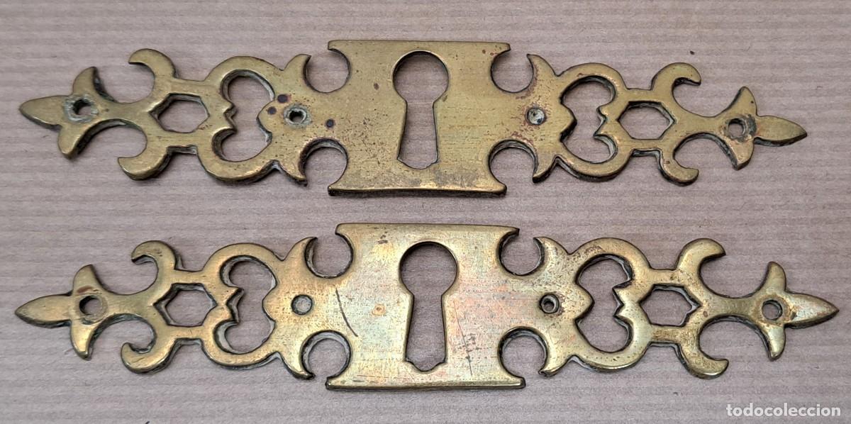 Antig&uuml;edades: 2 escudos boca llave de bronce - Foto 1