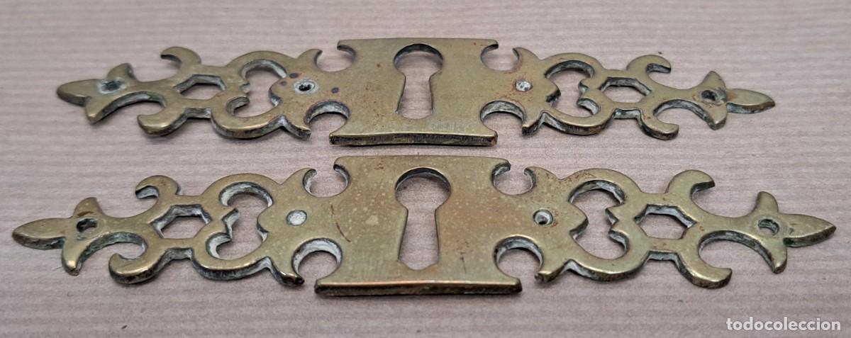 Antig&uuml;edades: 2 escudos boca llave de bronce - Foto 2